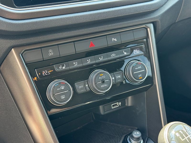 Volkswagen T-Roc (2018) Design 1.0 TSI 85kW - fotka 28 z 35
