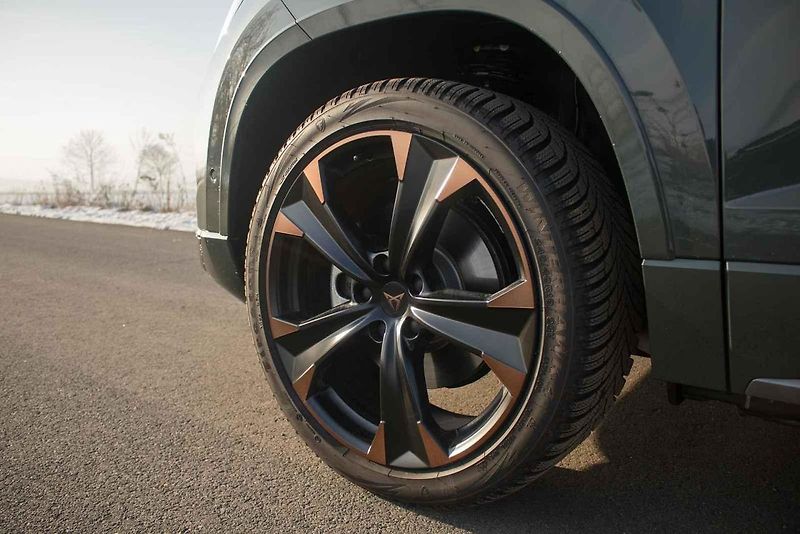 Zvenčí má sportovní šmrnc a sexy detaily, uvnitř však Cupra Ateca neopustila praktičnost rodinného SUV.