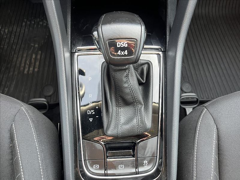 Škoda Karoq 2,0 TDi 110 4x4 DSG TAŽNÉ -DPH - fotka 22 z 47