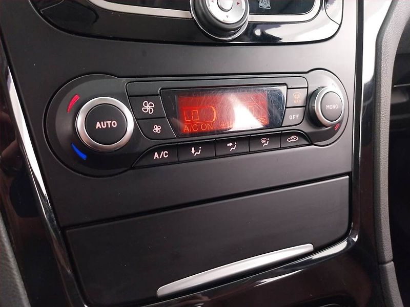 Ford Mondeo (2011) Titanium 2.0 TDCi, Xenony - fotka 13 z 21