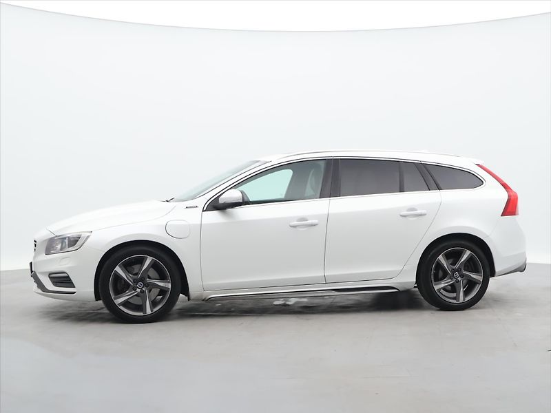 Volvo V60 2.4 D6 162kW R-Design Aut. DPH - fotka 4 z 37