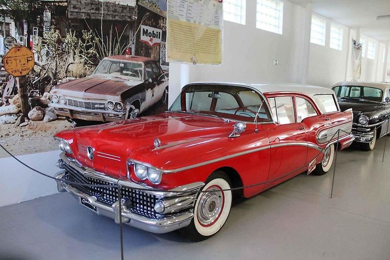 Příď vozu Cadillac Fleetwood Series 60 z roku 1947.