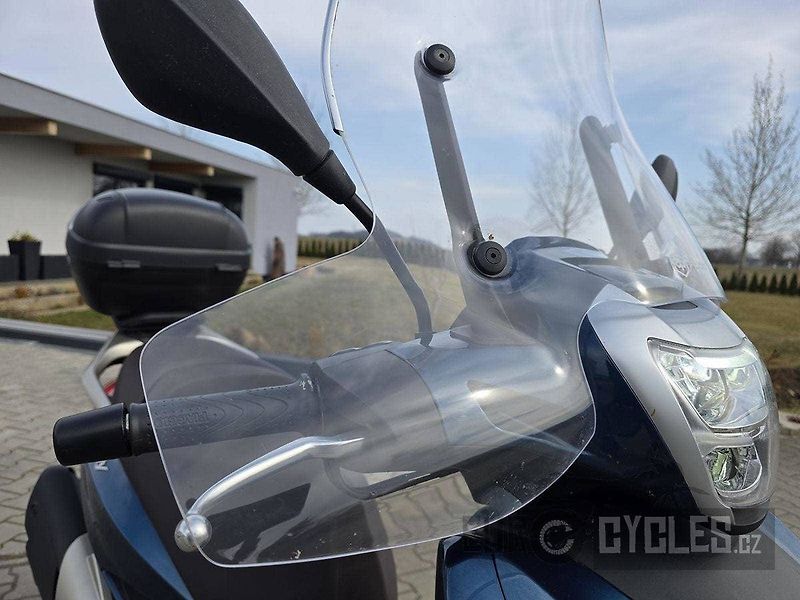 Piaggio Beverly 400 (2022) - fotka 12 z 17