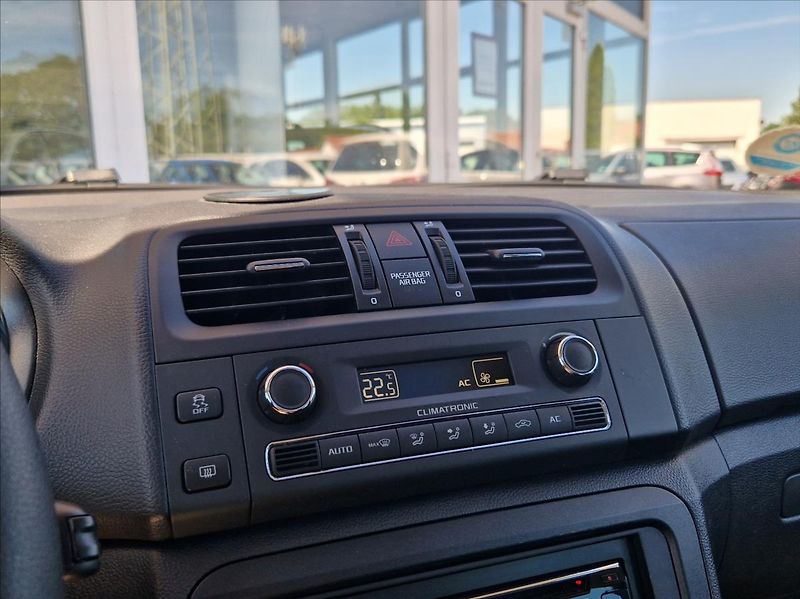 Škoda Fabia 1,2 TSI STŘE.OKNO KLIMA ZIMAKY - fotka 25 z 28