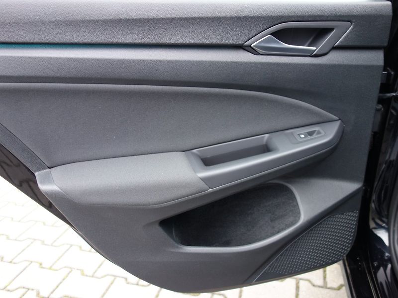 Volkswagen Golf (2021) 1.0eTSI 81kW DSG -VÝBAVA-LED - fotka 35 z 40