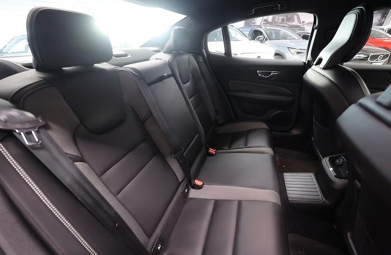 Volvo S60 Recharge T8 AWD R  Kam Tažné - fotka 8 z 19