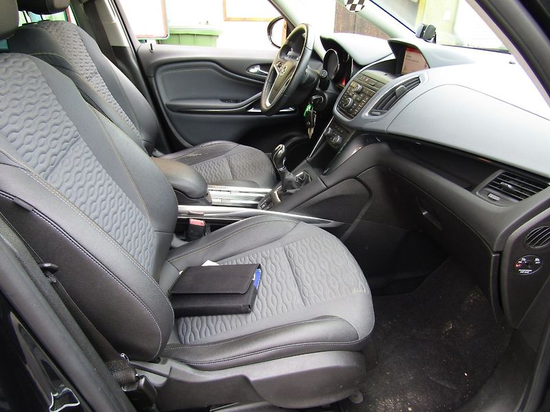Opel Zafira (2015) 2.0 CDTi ÚPLNÁ SERVISNÍ HISTOR - fotka 28 z 48