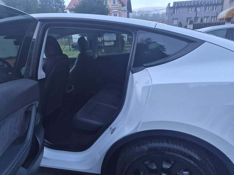 Tesla Model Y RWD 220kw TZ SOH 93,1 % - fotka 12 z 50