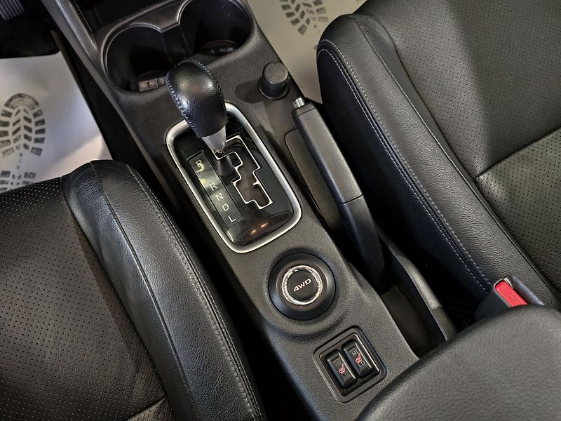 Mitsubishi Outlander 2.2 DI-D 110kW A/T, 7MÍST, 4x4 - fotka 15 z 27