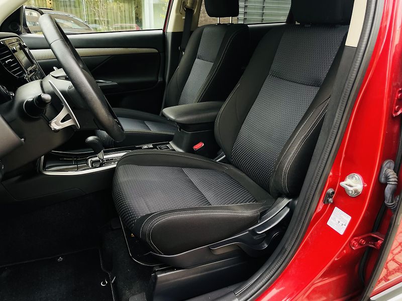 Mitsubishi Outlander 2.2D 4x4 1MAJ TAŽNÉ SERVISKA  - fotka 28 z 42