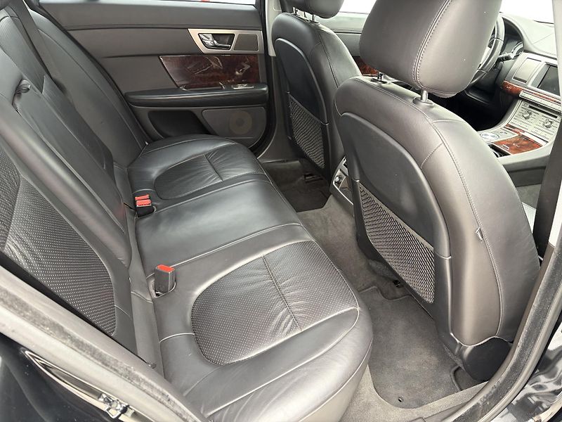Jaguar XF (2010) 3.0 V6D - fotka 25 z 28