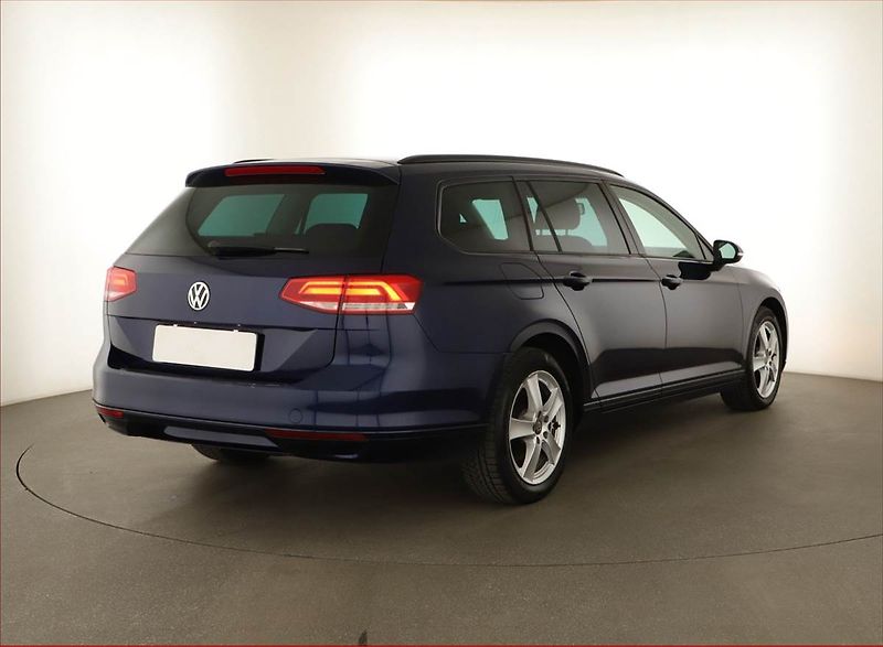 Volkswagen Passat (2018) 1.6 TDI, Tempomat - fotka 5 z 14