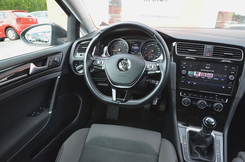 Volkswagen Golf (2017) 2.0 TDi 110kW HIGHLINE / LED - fotka 21 z 38
