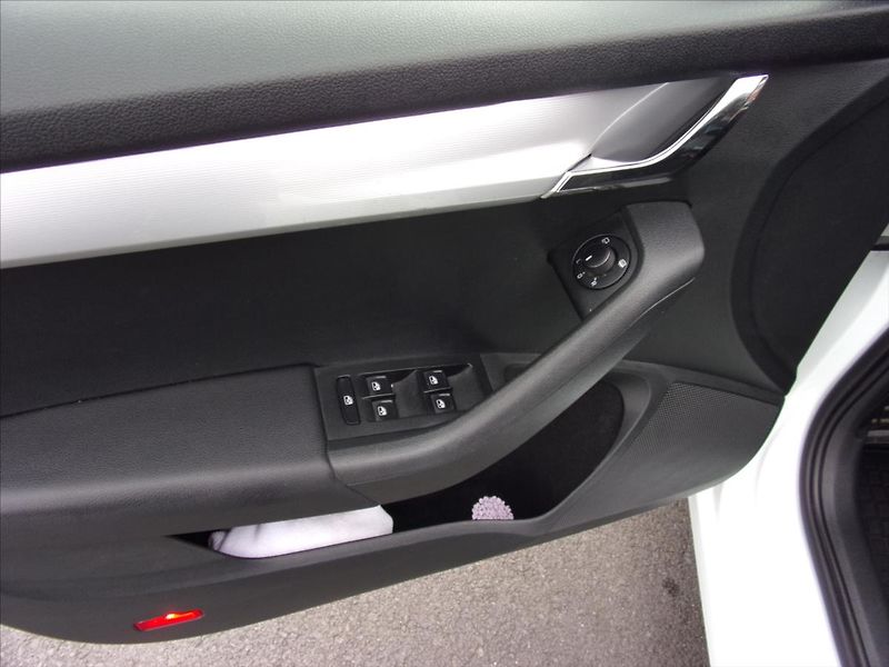 Škoda Octavia 2,0 TDI Style 110kW  Combi - fotka 14 z 26
