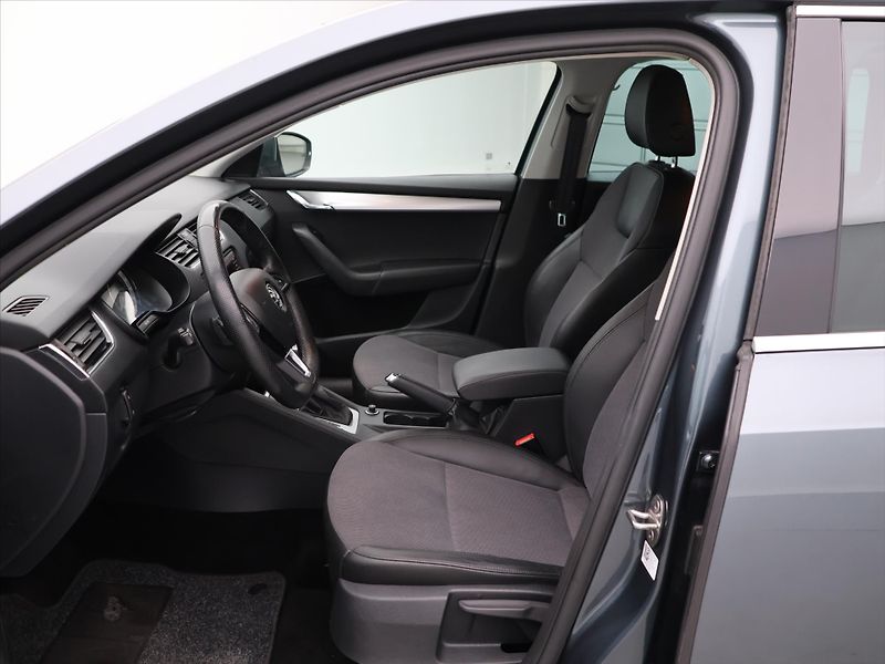 Škoda Octavia 1.6 TDI 85kW DSG Navi Tažné - fotka 10 z 27