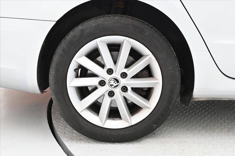 Škoda Superb 2,0 TDI 103 kW Ambition Servis - fotka 27 z 28