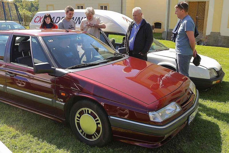 Jarní koulení - sraz automobilů a příznivců značky Citroën na zámku ve Svojšíně na Tachovsku.