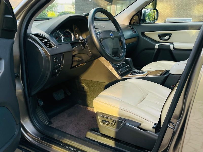 Volvo XC90 2.4 D5 4x4 AUT SERVISKA TAŽNÉ - fotka 29 z 48