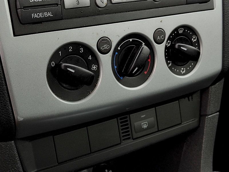 Ford Focus (2006) 1,6 i 74 Kw Automat - fotka 12 z 31