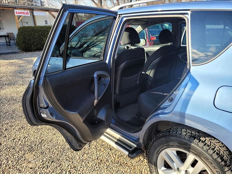 Toyota RAV4 2,2 D4-D,4x4,klima,alu, - fotka 13 z 35