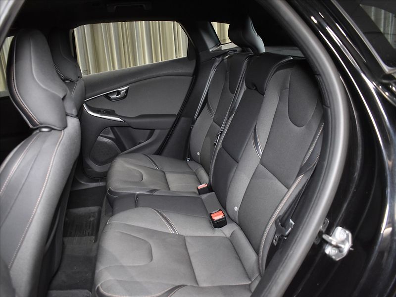 Volvo V40 2,0 D3 Cross Country Adapt.tem - fotka 8 z 25