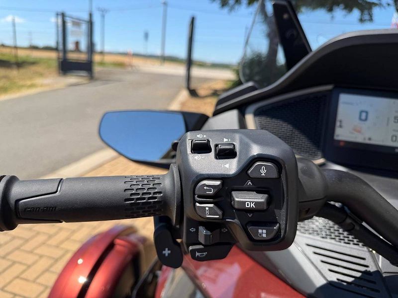 Can-Am Spyder RT (2026) Sea-To-Sky Mars Red Metallic m - fotka 6 z 10