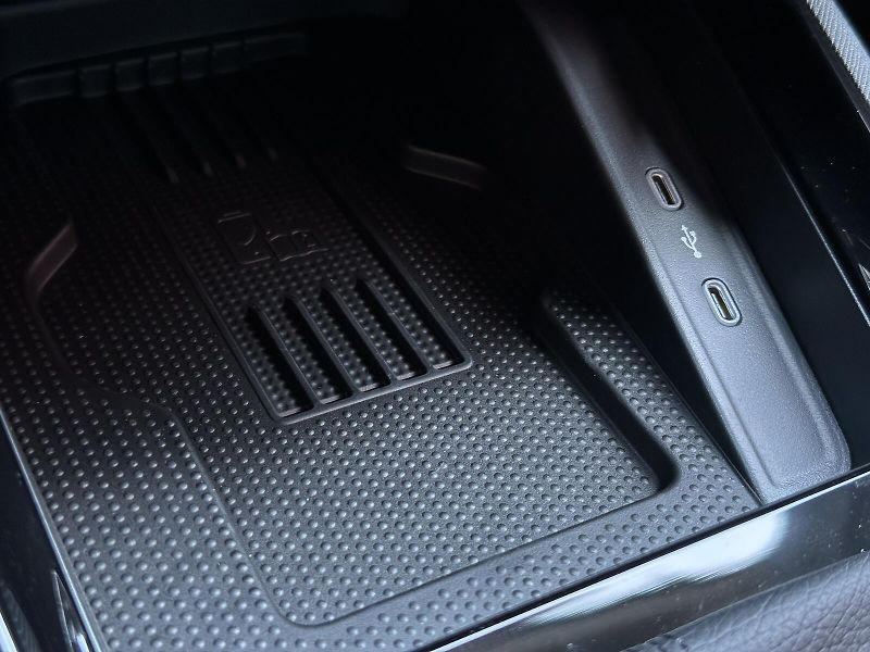 Škoda Kamiq 1.0TSi DSG Monte Carlo 116PS M - fotka 33 z 41