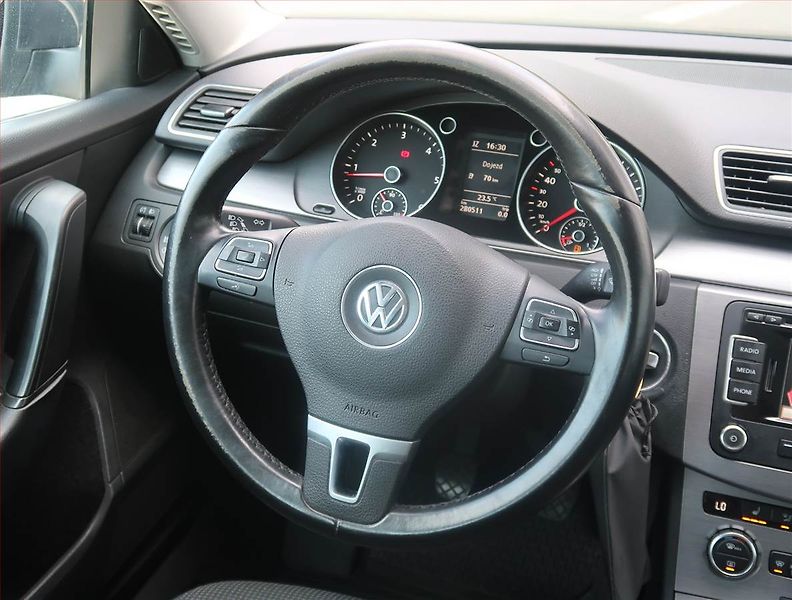 Volkswagen Passat (2012) 1.6 TDI, Park. senzory - fotka 18 z 18
