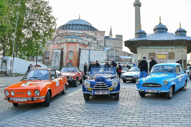 Společným příjezdem na náměstí k mešitě Hagia Sophia v Istanbulu jízda 23 českých veteránů vyvrcholila.