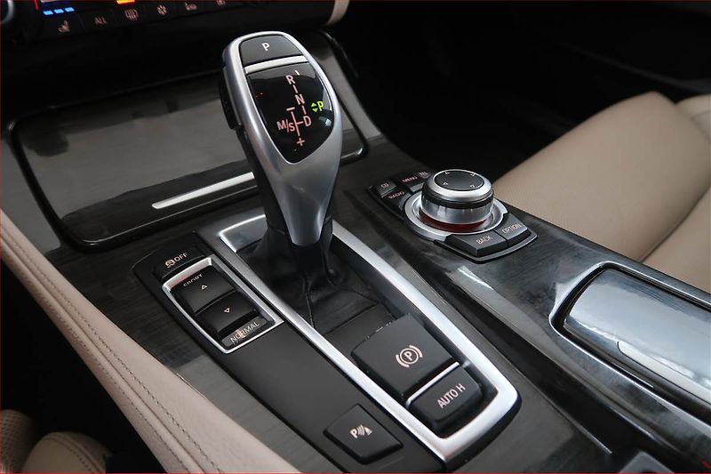 BMW Řada 5 (2010) 530d, Automat, Navi, Bi-Xenony - fotka 13 z 19