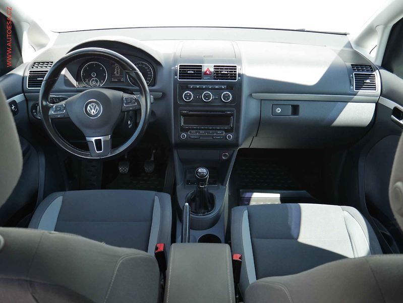 Volkswagen Touran (2013) 2.0 TDI, Xenon, webasto - fotka 8 z 23