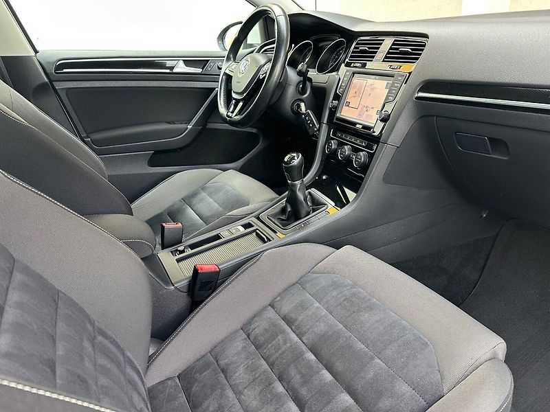 Volkswagen Golf (2017) 2.0TDi PO SERVISU,APP,PANORAMA - fotka 8 z 21