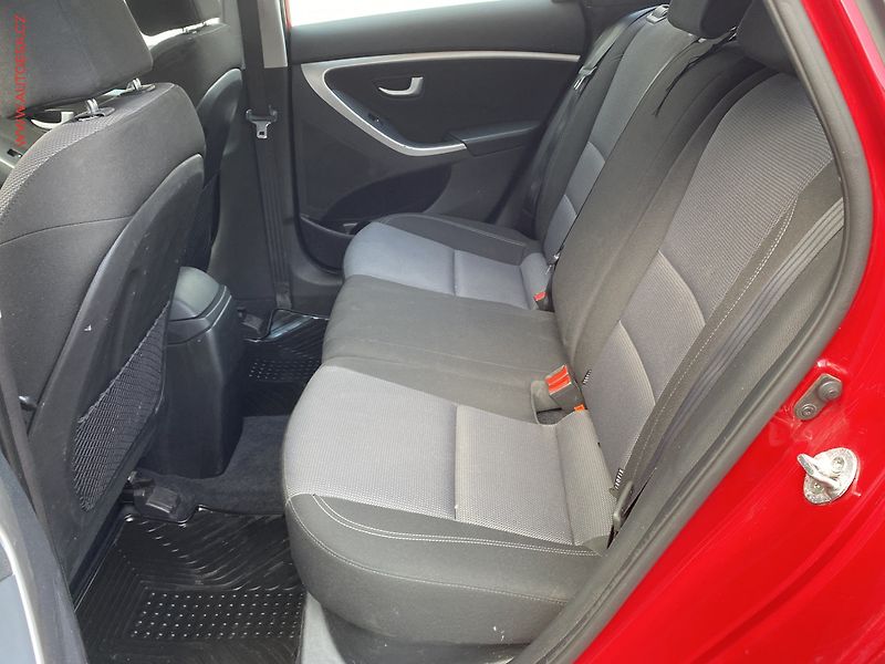 Hyundai i30 (2014) 1.6 GDi, ČR, autoAC - fotka 10 z 16