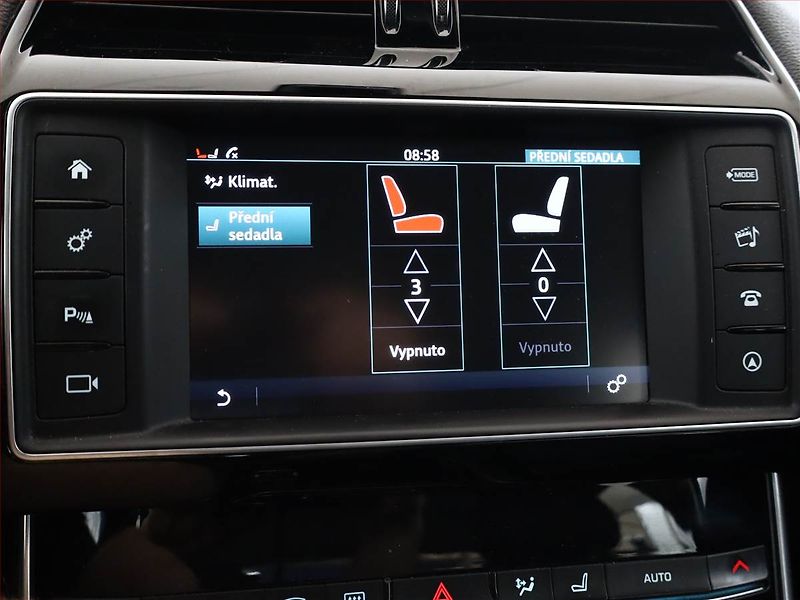 Jaguar XE (2016) 20d AWD, 4X4, Automat - fotka 16 z 16