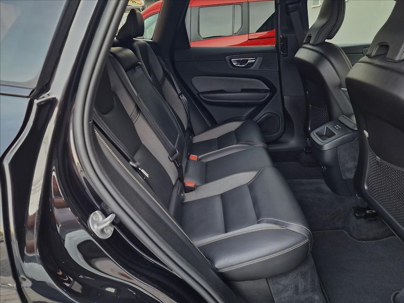 Volvo XC60 B5 184kW Plus Dark Auto,1.Maj - fotka 15 z 50