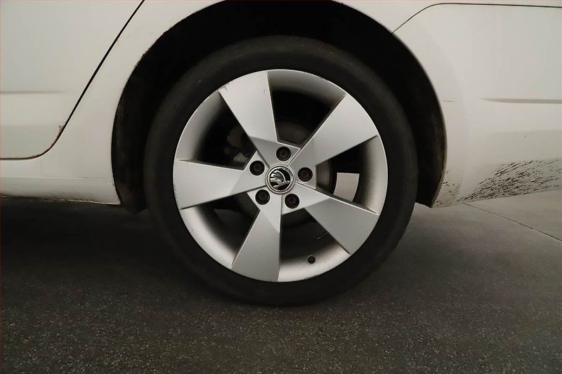 Škoda Octavia (2013) 1.6 TDI, Navi, Tempomat - fotka 17 z 17