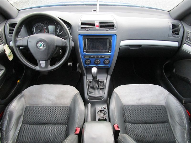 Škoda Octavia Combi 2.0TDi RS, aut. Klima - fotka 7 z 40