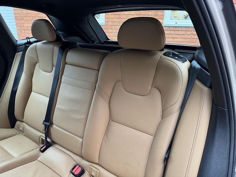Volvo XC60 XC60-D5-173KW-AWD-ČR - fotka 16 z 28