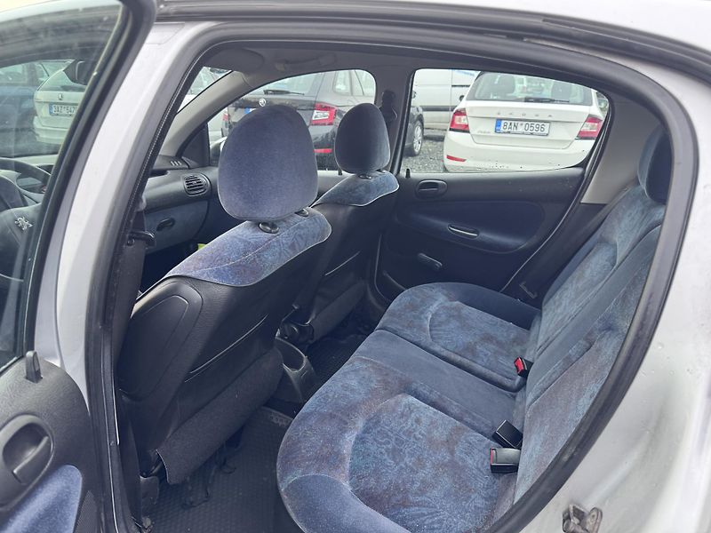 Peugeot 206 1.4i, 55 kW, 5-ti dvéř - fotka 11 z 15