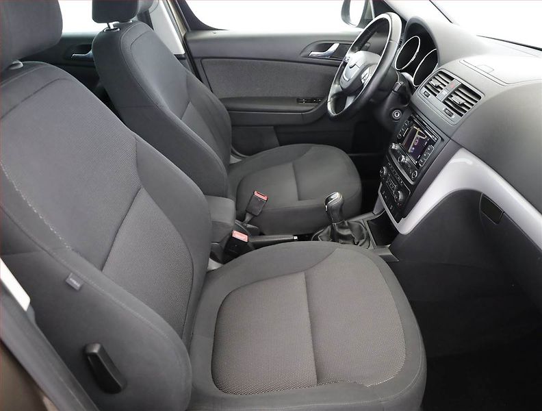 Škoda Yeti (2011) 2.0 TDI, 4X4, Navi, Tempomat - fotka 7 z 18
