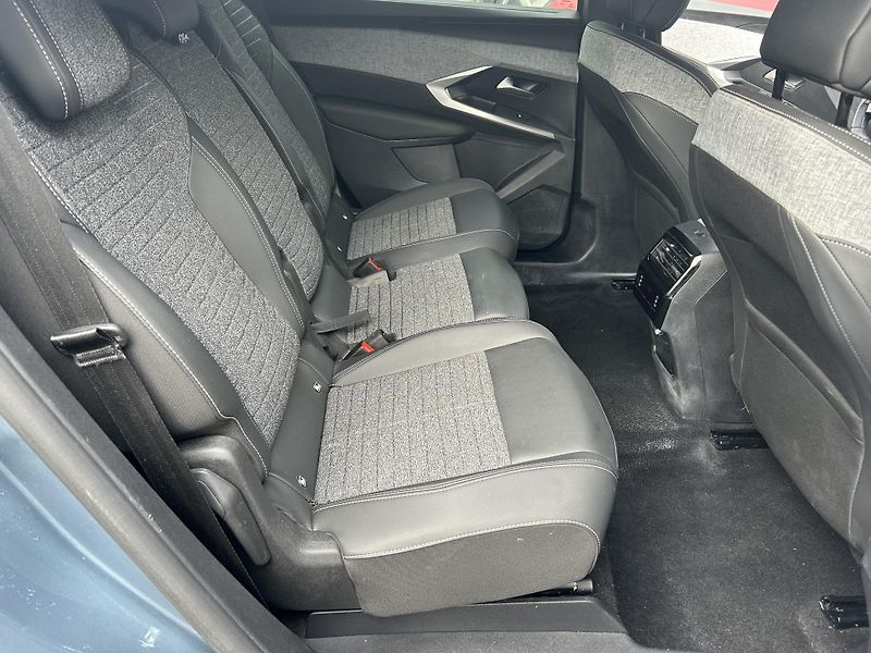 Peugeot 5008 (2025) ALLURE hybrid eDCS6 7míst 1maj - fotka 26 z 36