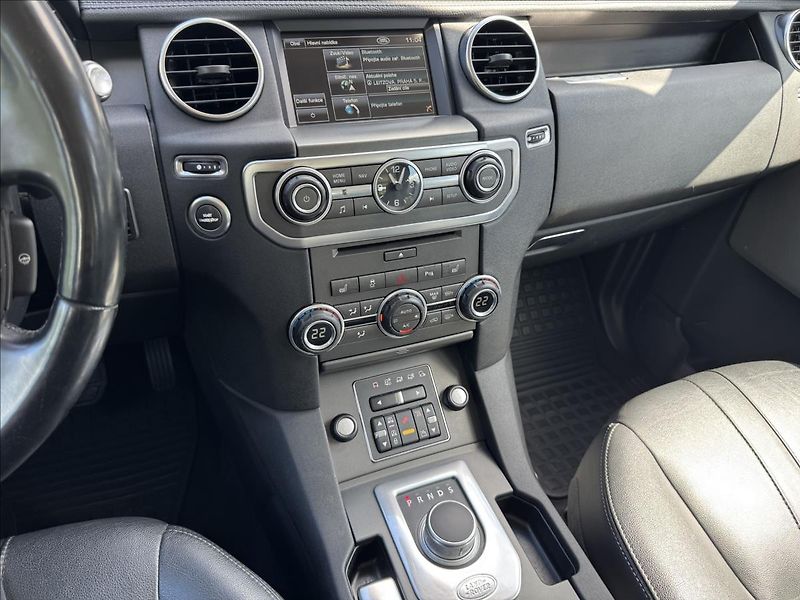 Land Rover Discovery 3,0 SDV6 HSE 4WD AT ČR DPH - fotka 18 z 30