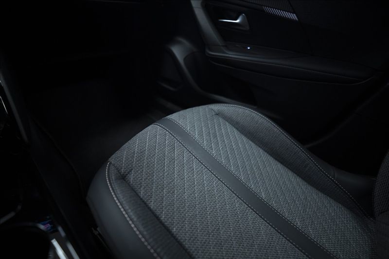 Peugeot 2008 1,2 HYBRID AT KAMERA 360° ČR - fotka 31 z 43