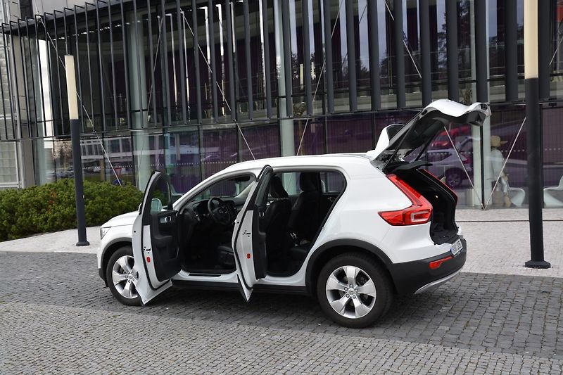 Volvo XC40 (2020) 2,0 D3 DRIVE-E Momentum PRO Aw - fotka 7 z 45