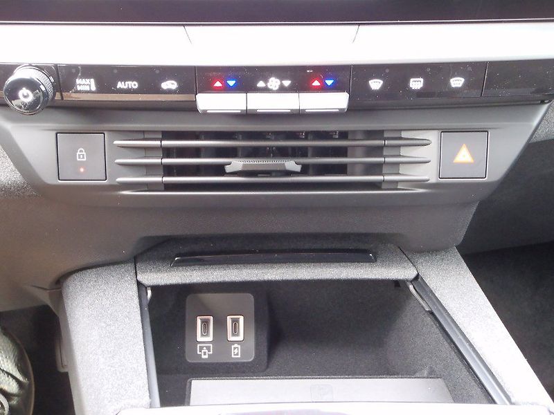 Opel Grandland Ultimate Hybrid 1.2T 107kW - fotka 22 z 37