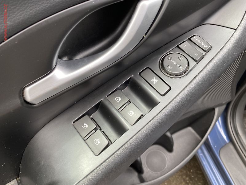 Hyundai i30 (2017) 1.6 CRDi, 2.maj,ČR, AC, navi - fotka 13 z 17