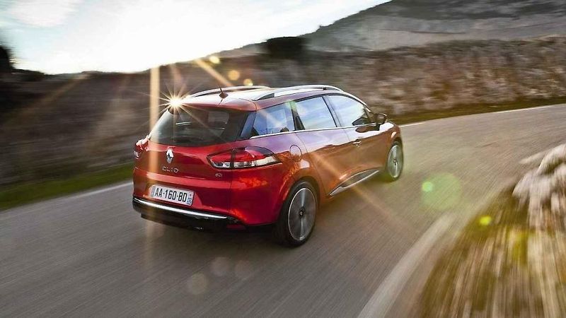 Mazda 6 si účtuje za kombi přesně tolik, co za sedan. Tedy 716 400 Kč.