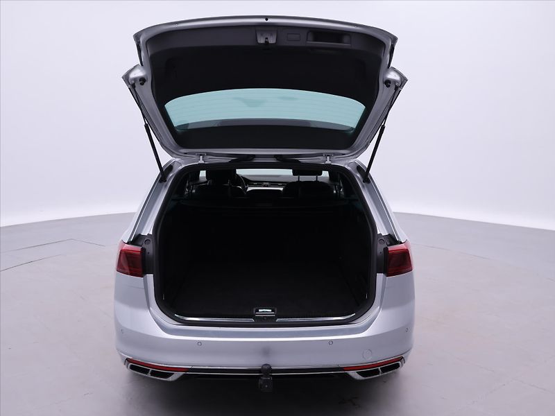Volkswagen Passat 2.0 TDI DSG R-LINE Matrix - fotka 9 z 32