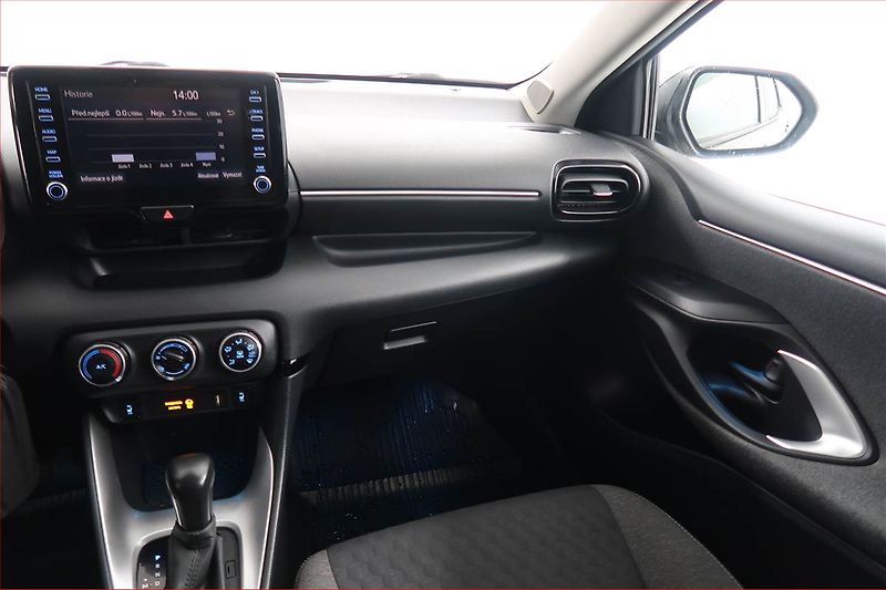 Toyota Yaris (2022) 1.5 VVT-i, Automat, ČR,1.maj - fotka 8 z 17