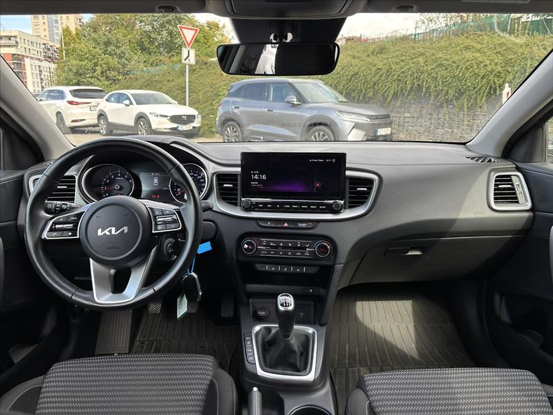 Kia Ceed 1,5 TGDi 118kW TOP ZÁRUKA - fotka 9 z 39